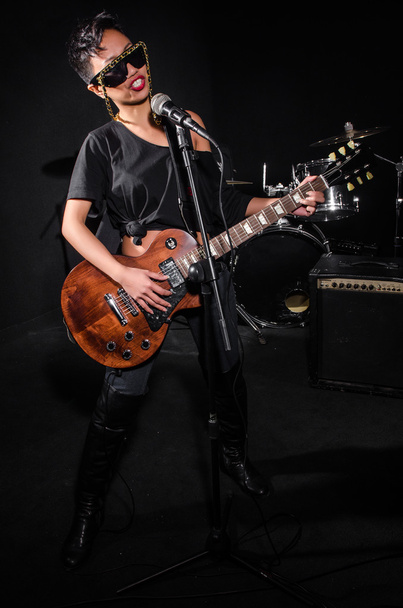 ギターを弾く女性 - 写真・画像