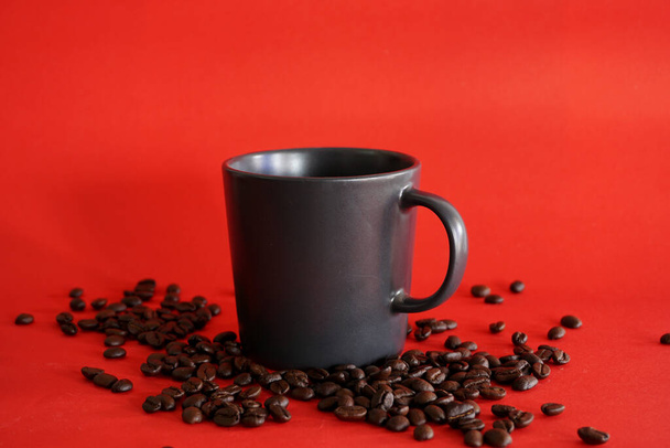 cup of coffee with beans on red background - Fotoğraf, Görsel