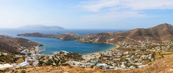Piękna zatoka morska Ios. Wyspa Ios jest popularnym miejscem turystycznym na Morzu Egejskim. Wyspy Cykladów, Grecja - Zdjęcie, obraz
