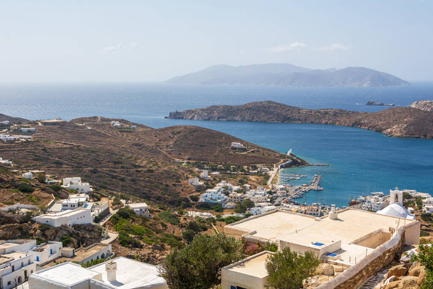 Hermosa bahía de Ios. La isla de Ios es un destino turístico popular en el mar Egeo. Islas Cícladas, Grecia - Foto, imagen
