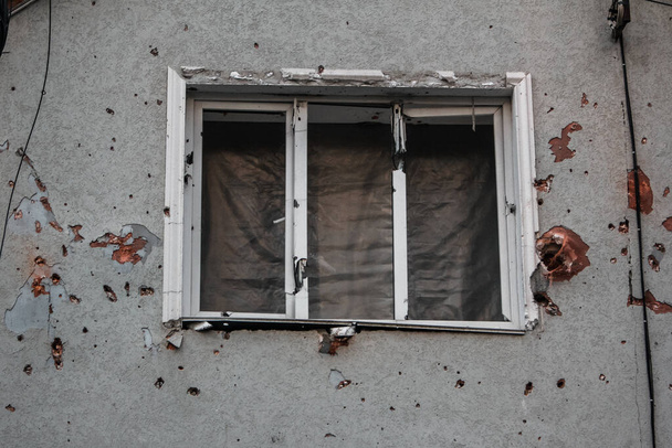 イルピン、キエフ州、ウクライナ- 23.05.2022:ロシア占領後のウクライナの都市。キエフの北西、イルピン市内の民間の建物を破壊した。窓を閉めろ - 写真・画像