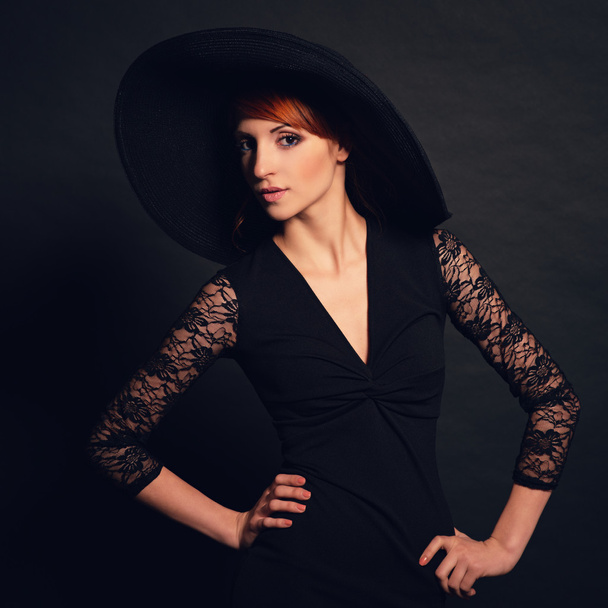  Nő fekete ruhában és kalapban - Fotó, kép