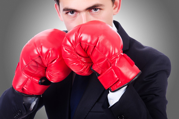 hombre de negocios con guantes de boxeo - Foto, imagen