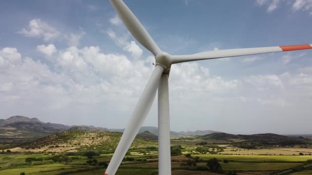 turbina wiatrowa z szarym niebem, guspini, Południowa Sardynia - Materiał filmowy, wideo