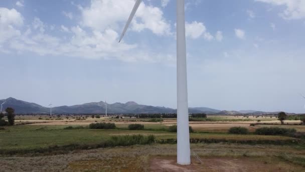turbina eólica com céu cinzento, guspini, sul da Sardenha - Filmagem, Vídeo