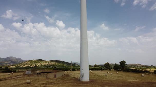 turbina eólica con cielo gris, guspini, sur de Cerdeña - Imágenes, Vídeo