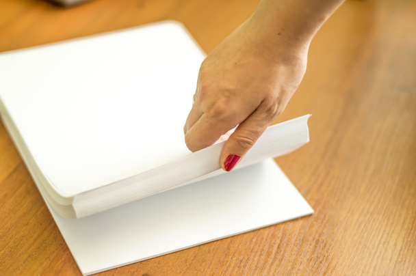 Процесс превращения белой офисной бумаги
 - Фото, изображение