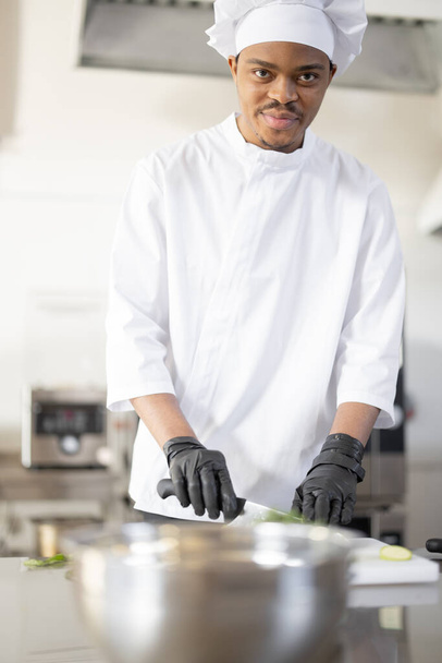 Retrato del chef latinoamericano cocinero en la cocina del restaurante - Foto, imagen