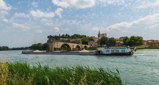 Panorama Avignonin kanssa Saint Benezet silta ja proomu Rhone, Vaucluse, Provence, Ranska - Valokuva, kuva