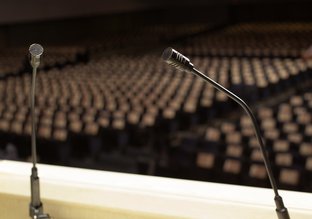 mikrofon a színpadon - Fotó, kép