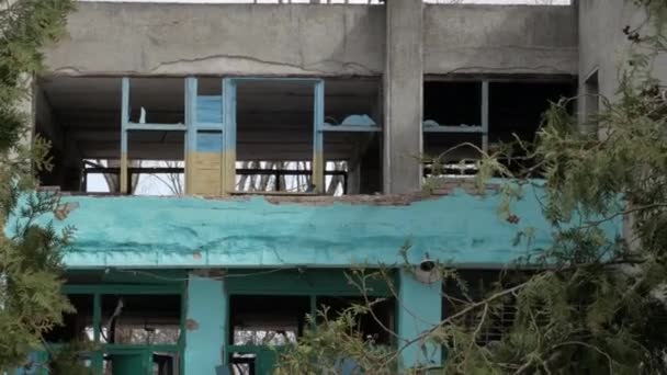 Zniszczone domy po rosyjskim bombardowaniu - Materiał filmowy, wideo