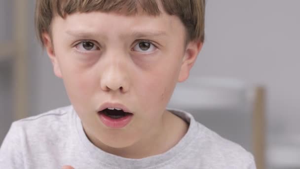 9-jähriger Junge hat starken Husten - Filmmaterial, Video