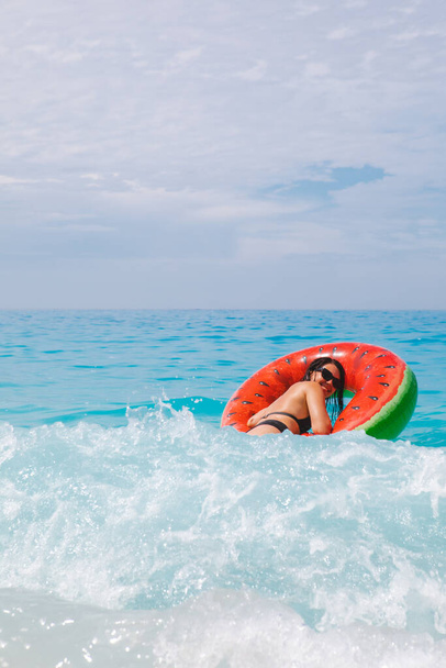 mujer que va a nadar con el anillo inflable vacaciones de verano tomar el sol bronceado - Foto, imagen