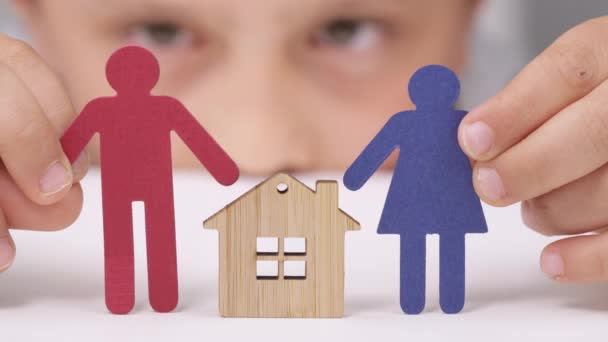 Papier man en vrouw in de handen van een jongen dicht bij het houten huis. Sluitingsdatum  - Video