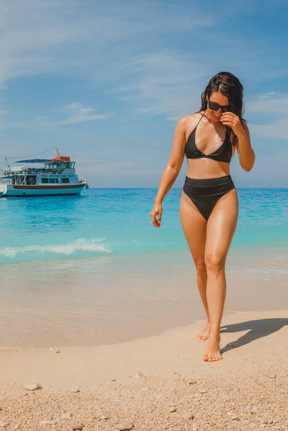 sexy donna in costume da bagno nero a greece spiaggia lefkada isola - Foto, immagini