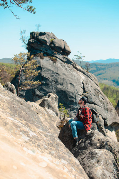 турист с рюкзаком на скалах Довбуш - Фото, изображение