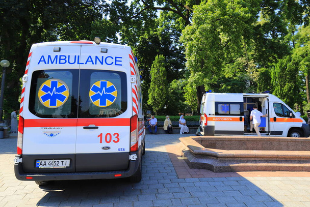 Ambulanza in strada a Kiev. Ambulanza aiuta malati, feriti, persone con lesioni in caso di catastrofi, incidenti stradali Kiev, Ucraina, 15.06.2021 - Foto, immagini