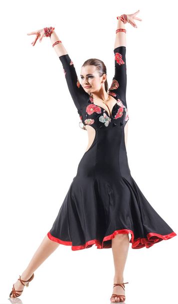 Studioporträt einer jungen attraktiven Frau, die Flamenco tanzt - Foto, Bild