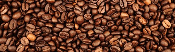 Close-up van geroosterde bruine koffiebonen breed backgroun - Foto, afbeelding