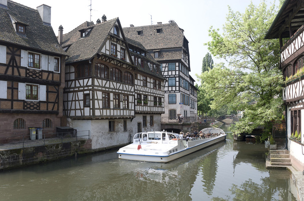 Franciaországban, Strasbourgban. A turisták a chann a sétahajó - Fotó, kép