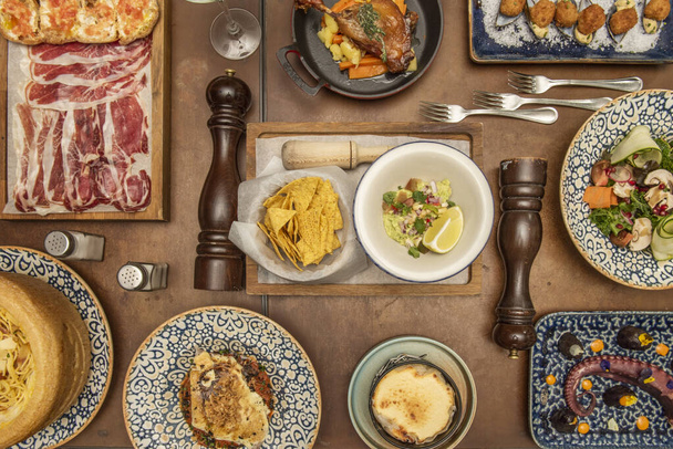 スペイン料理と地中海料理のセットとセビチとトウモロコシのトルティーヤチップのラテン前菜 - 写真・画像