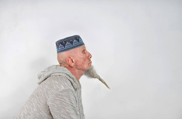 Profile of a man in an oriental skullcap with a long thin beard. - 写真・画像