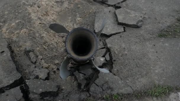 cohete ruso atascado en asfalto - Metraje, vídeo