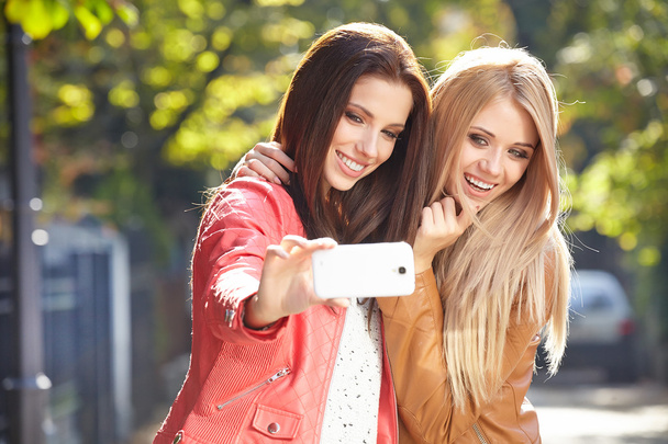 ženy dělat selfie a grimasy - Fotografie, Obrázek