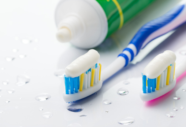 tandenborstels en tandpasta - Foto, afbeelding