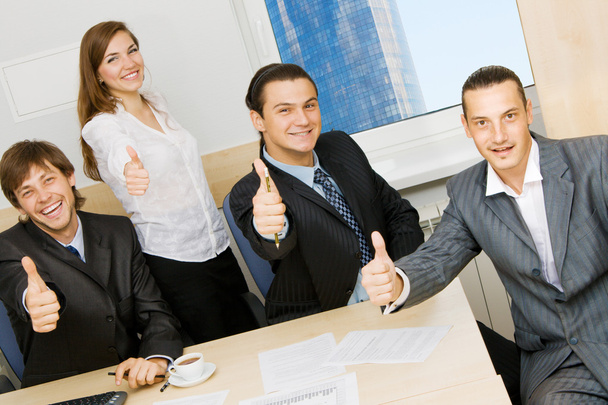 Успешная бизнес-команда показывает большие пальцы вверх
 - Фото, изображение
