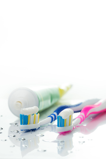 tandenborstels en tandpasta - Foto, afbeelding