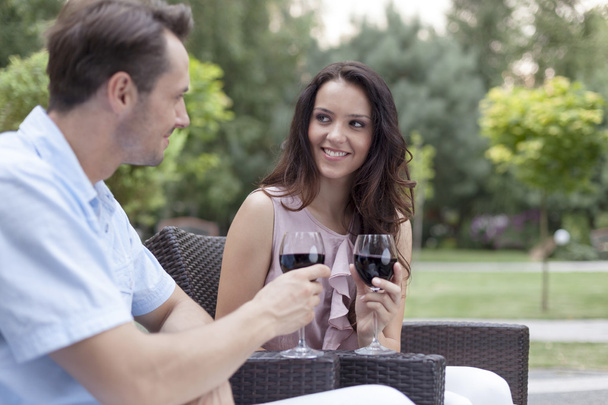 Couple toasting red wine - Fotografie, Obrázek