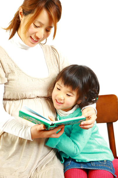 Mother and daughter reading - 写真・画像
