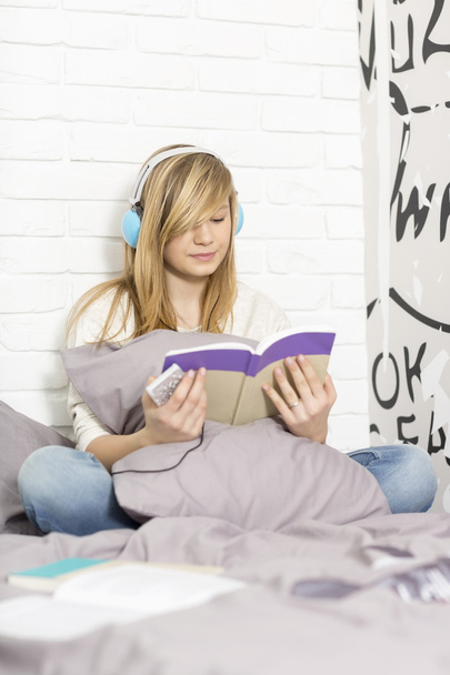 Girl listening to music - Fotografie, Obrázek