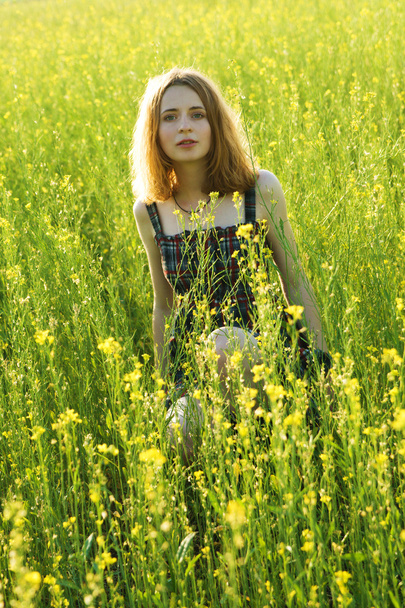 Beautiful young woman in a field - Foto, Imagen