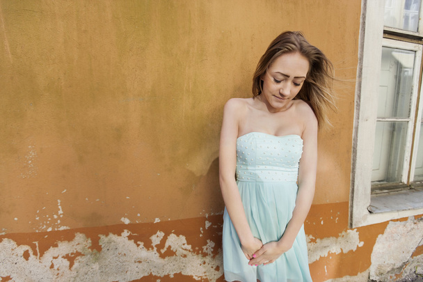 Teenage girl standing against wall - Fotografie, Obrázek