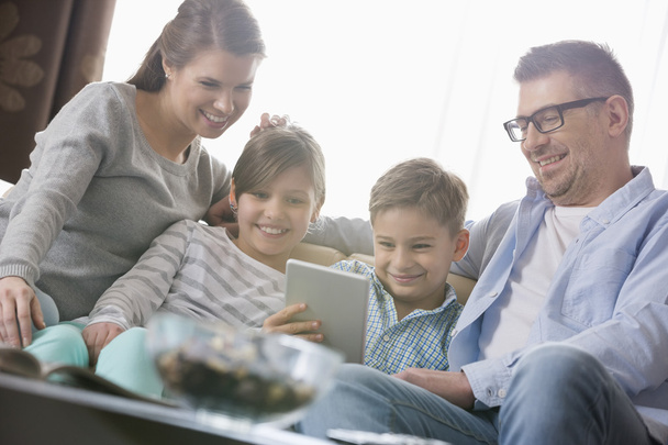 Family using digital tablet - Valokuva, kuva
