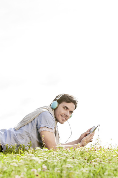 Man listening to music - Фото, зображення