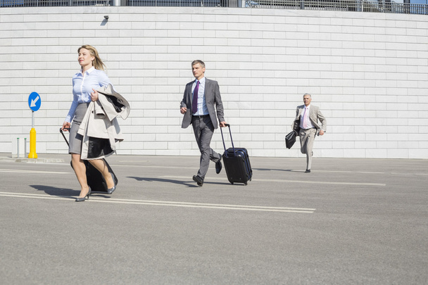 Businesspeople with luggage running - Foto, Imagem