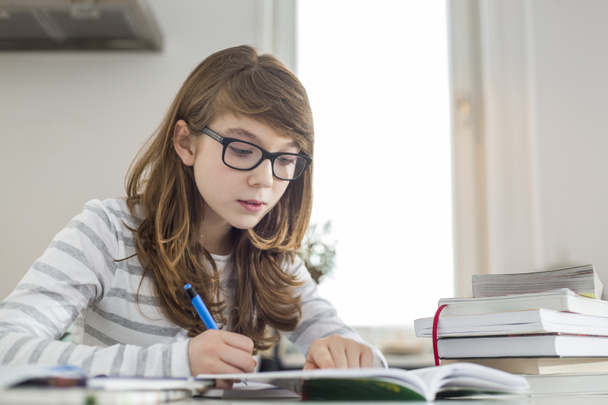 Teenage girl doing homework - Valokuva, kuva