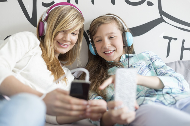 Sisters listening to music - Photo, image