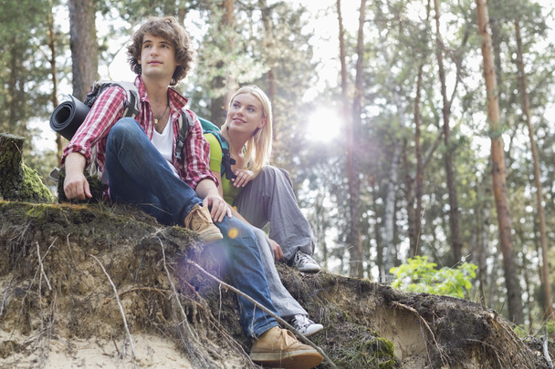 Hiking couple sitting on edge of cliff - Foto, imagen
