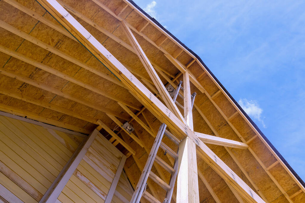 Új tető alatt építési napellenző a tornácon - Fotó, kép