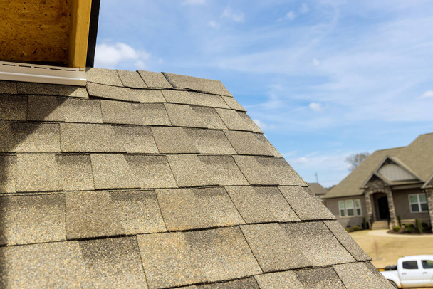 Vista aérea las tejas de asfalto construcción de techos impermeabilización para casa nueva en tejas de techo de esquina cubierta - Foto, Imagen