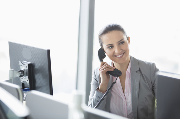 businesswoman talking on telephone - Foto, imagen