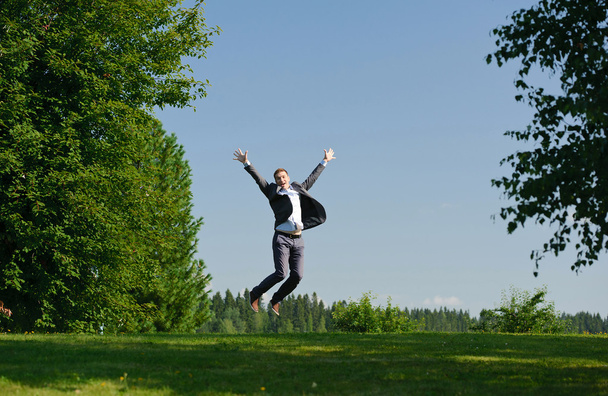 Young man jumping outside - Foto, imagen