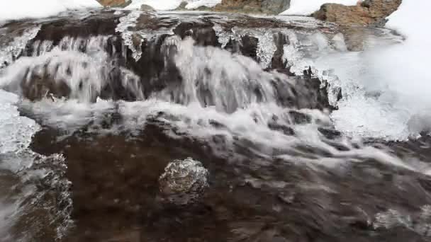 Paisaje invernal con un hermoso río de montaña partículas de hielo
. - Metraje, vídeo