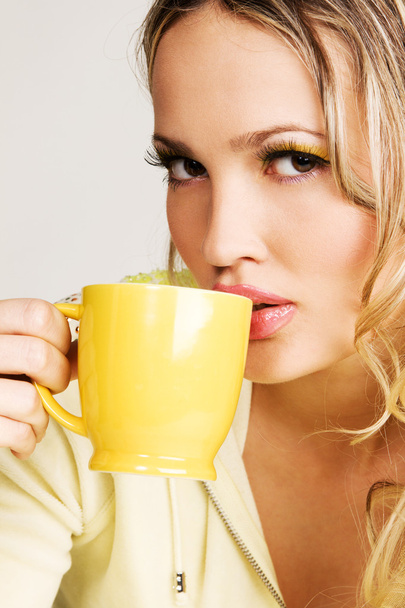 piękna kobieta, picie herbaty - Zdjęcie, obraz