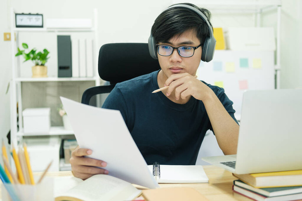 Fiatal férfi tanul előtt a laptop otthon - Fotó, kép