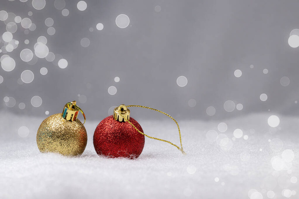 Χριστουγεννιάτικες μπάλες σε αφηρημένο φόντο με bokeh.Copy χώρο. - Φωτογραφία, εικόνα